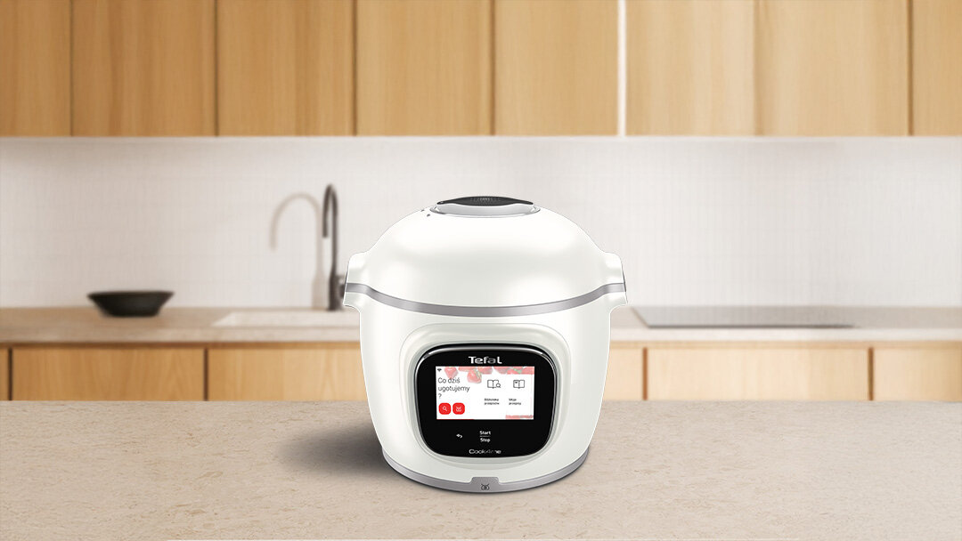 Multicooker TEFAL Cook4Me Touch Pro w jasnej aranżacji kuchennej.