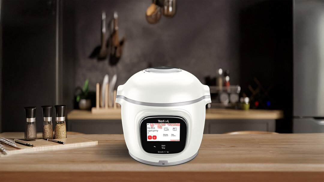 Multicooker TEFAL Cook4Me Touch Pro na drewnianym blacie.
