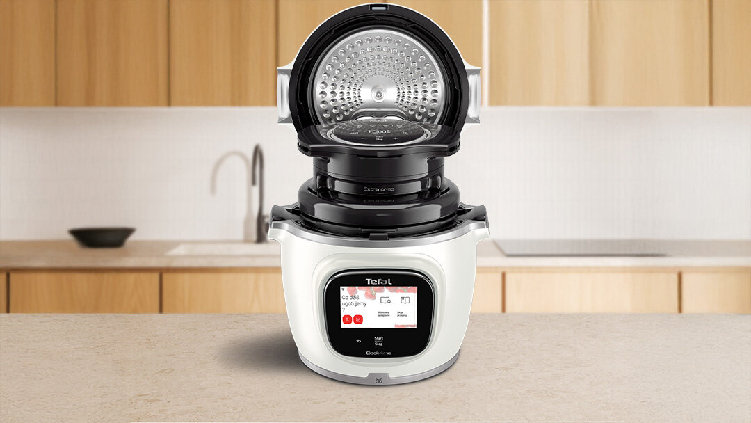 Multicooker TEFAL Cook4Me Touch Pro jest otwarty i znajduje się na jasnym blacie.