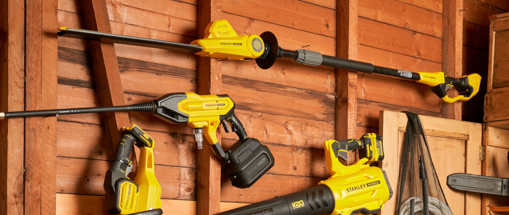 Nożyce do żywopłotu STANLEY Fatmax SFMCPH845B-XJ 450mm 18V akumulatorowe szopa drewniana ściana nożyce wiszą na hakach na ścianie wokół inne narzędzia ogrodowe zintegrowany hak kompatybilny z systemem STANLEY Track ułatwia uporządkowane i bezpieczne przechowywanie narzędzia ogranicza ryzyko przypadkowych uszkodzeń kontaktu z elementami tnącymi bezpieczeństwo lepszy porządek sprawniej zorganizować przestrzeń roboczą