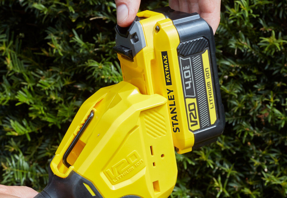 Nożyce do żywopłotu STANLEY Fatmax SFMCPH845B-XJ 450mm 18V akumulatorowe żywopłot osoba wkłada akumulator do nożyc w tle ściana żywopłotu akumulator z serii STANLEY Fatmax V20 brak efektu pamięci niskie samorozładowanie pełna swoboda ruchu pracy w dowolnym miejscu ogrodu wspólny system zasilania STANLEY Fatmax V20 jeden akumulator w wielu narzędziach