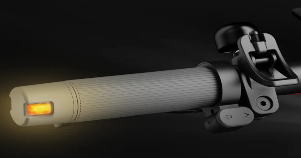 Hulajnoga elektryczna NAVEE V25i Pro 2 20km 300W 10 cali Czarny ciemne tło zbliżenie na kierunkowskaz automatyczne światło przednie kierunkowskazy z certyfikatem E-mark poprawiają widoczność ułatwiają sygnalizowanie manewrów oświetlenie przednie i tylne bezpieczeństwo