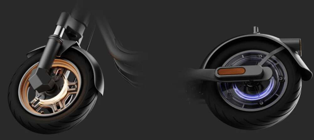 Hulajnoga elektryczna NAVEE V25i Pro 2 20km 300W 10 cali Czarny ciemne tło zbliżenie na przedni i tylny hamulec przedni hamulec mechaniczny bębnowy tylny hamulec elektryczny bardzo duża siła hamowania działają niemal bezawaryjnie i sprawnie na każdej nawierzchni pewne zatrzymanie pojazdu komfort i bezpieczeństwo jazdy