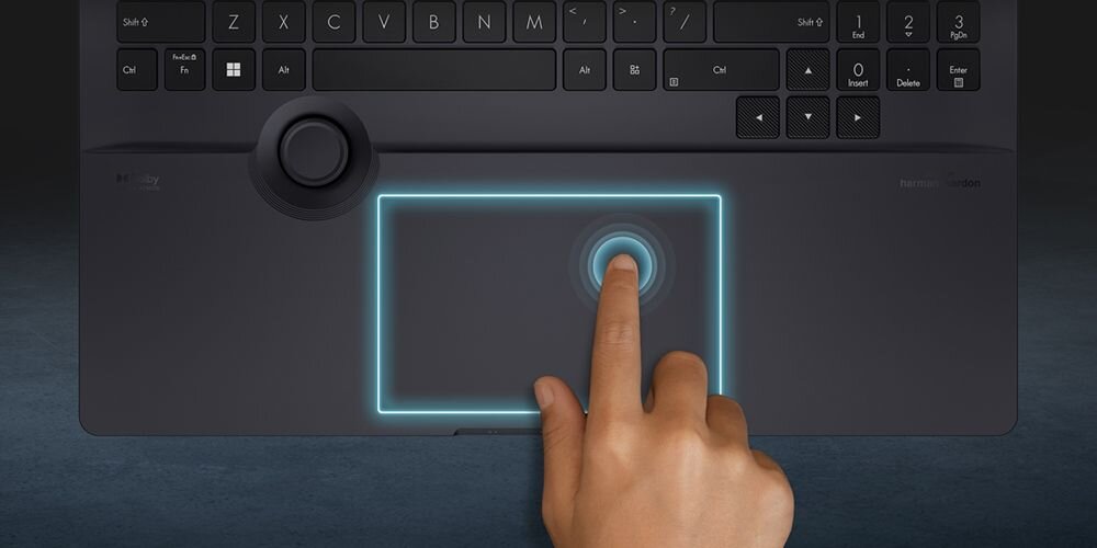  Dłoń pracująca na dużym touchpadzie laptopa ASUS ProArt StudioBook z podświetloną ramką w kolorze niebieskim i widocznymi gestami multitouch - touchpad z zaawansowanymi czujnikami nacisku 