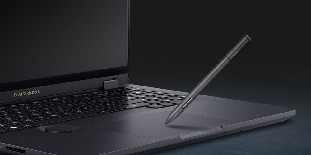  Rysik stylus ASUS leżący obok laptopa ProArt StudioBook na ciemnej powierzchni z precyzyjną końcówką do pracy z ekranem dotykowym - Touchpad z obsługą rysika Stylus 