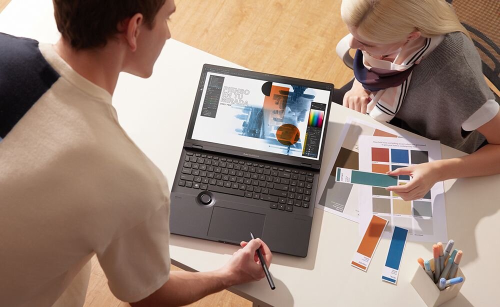 Laptop ASUS ProArt StudioBook z otwartą aplikacją do edycji 3D pokazującą złote liście na ekranie w środowisku pracy kreatywnej na ciemnym tle - Opis serii ProArt StudioBook