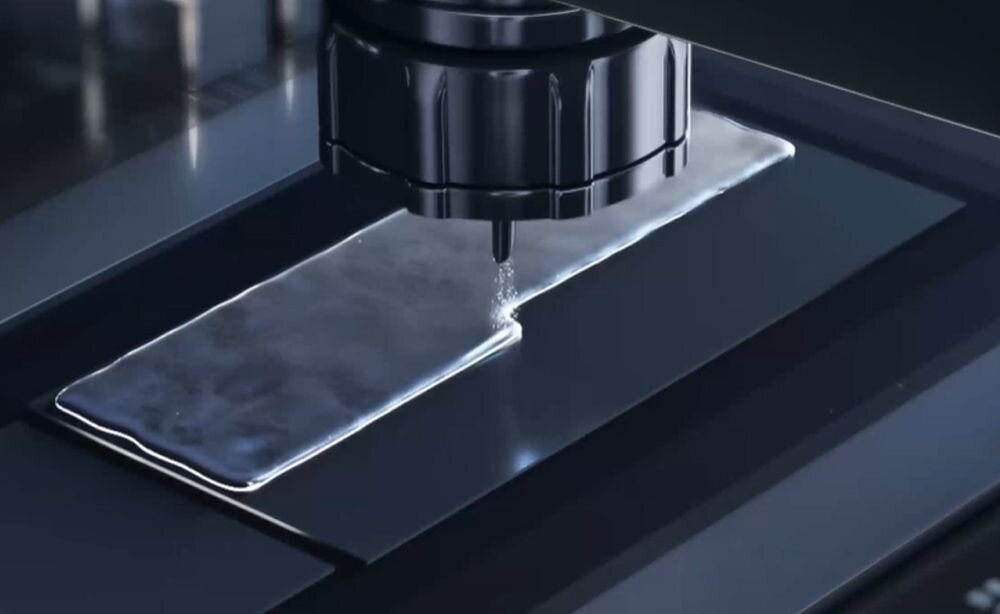 Precyzyjne nakładanie pasty termoprzewodzącej Thermal Grizzly na powierzchnię procesora laptopa w sterylnym środowisku produkcyjnym z widocznym narzędziem aplikacyjnym - Ciekły metal Thermal Grizzly