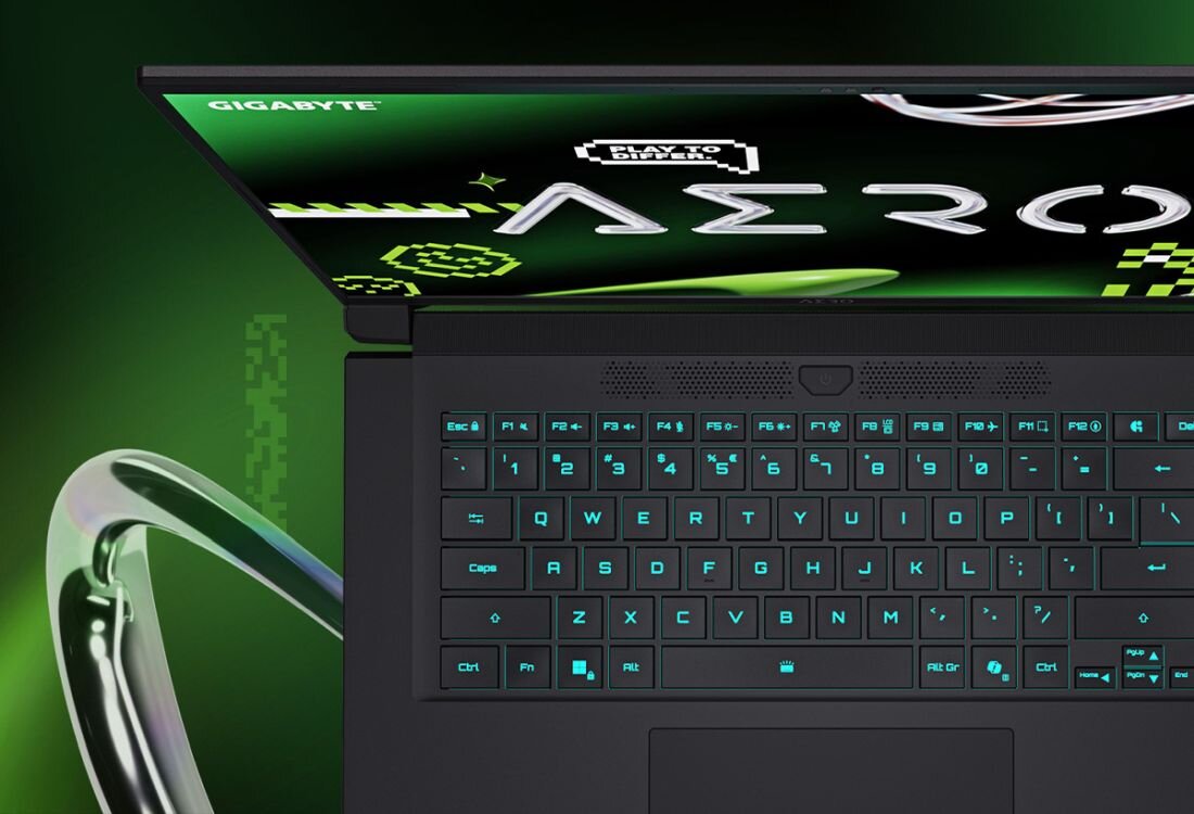 Zbliżenie na klawiaturę laptopa GIGABYTE AERO z podświetleniem RGB pokazuje ergonomię do pracy kreatywnej. - Klawiatura Golden Curve