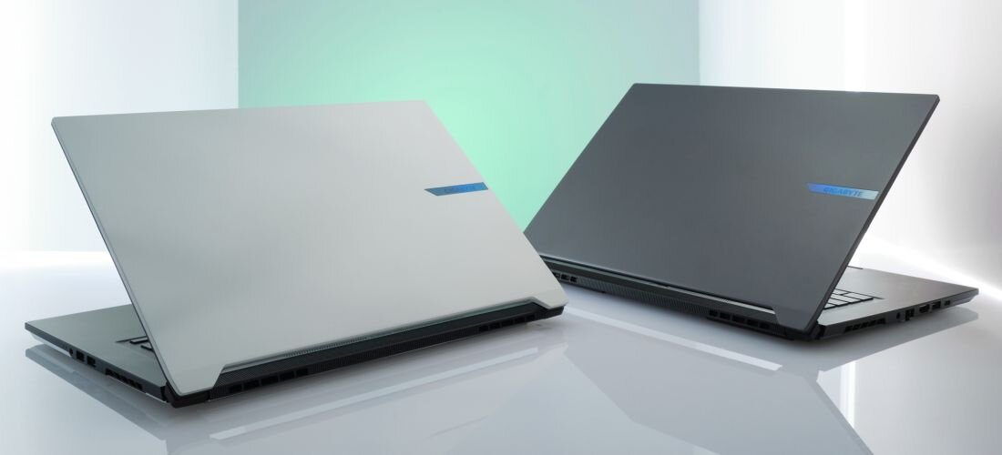 Dwa laptopy GIGABYTE AERO widziane z tyłu pokazują metalowe obudowy, podkreślając mobilność w pracy kreatywnej. - Opis serii Aero X16