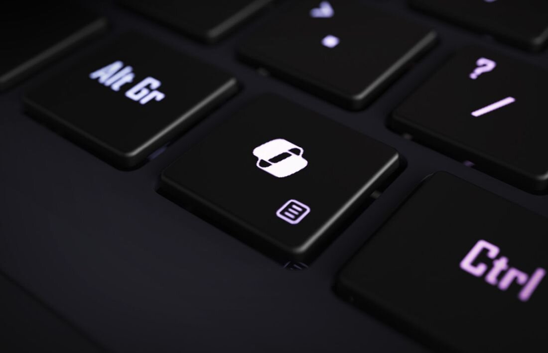 Zbliżenie na klawisz Copilot w laptopie GIGABYTE AORUS podkreśla funkcje AI wspierające pracę i gaming. - Copilot Windows 11 