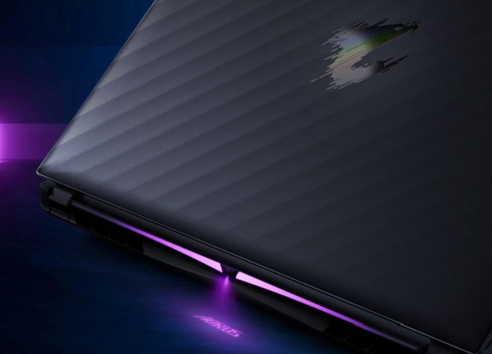 Tył laptopa gamingowego GIGABYTE AORUS z podświetleniem RGB ukazuje wzór Grey Tide na obudowie. - Grey Tide AORUS Beacon 