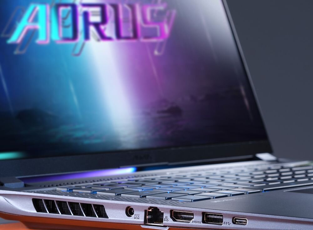 Boczny widok laptopa GIGABYTE AORUS ukazuje porty HDMI, USB‑C i Ethernet w obudowie przeznaczonej dla graczy. - Pamięć RAM DDR5 Dysk SSD 