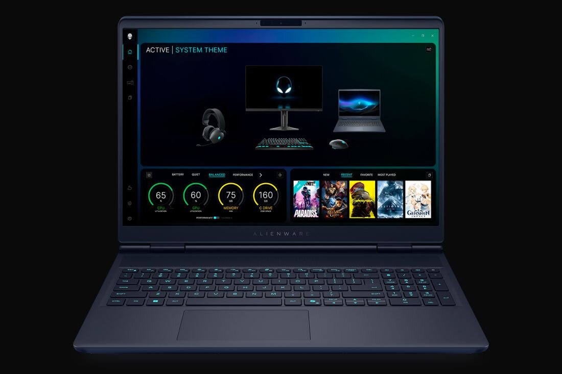 Panel sterowania Alienware Command Center na ekranie laptopa, widoczne parametry systemowe i biblioteka gier - Alienware Command Center