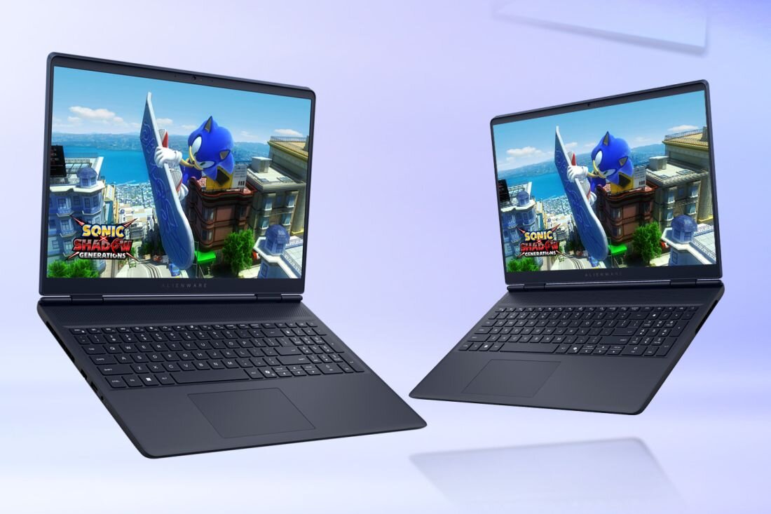 Dwa laptopy Dell Alienware 16 Aurora z grą Sonic Shadow Generations na ekranach na jasnofioletowym tle - Minimalistyczna, smukła konstrukcja.