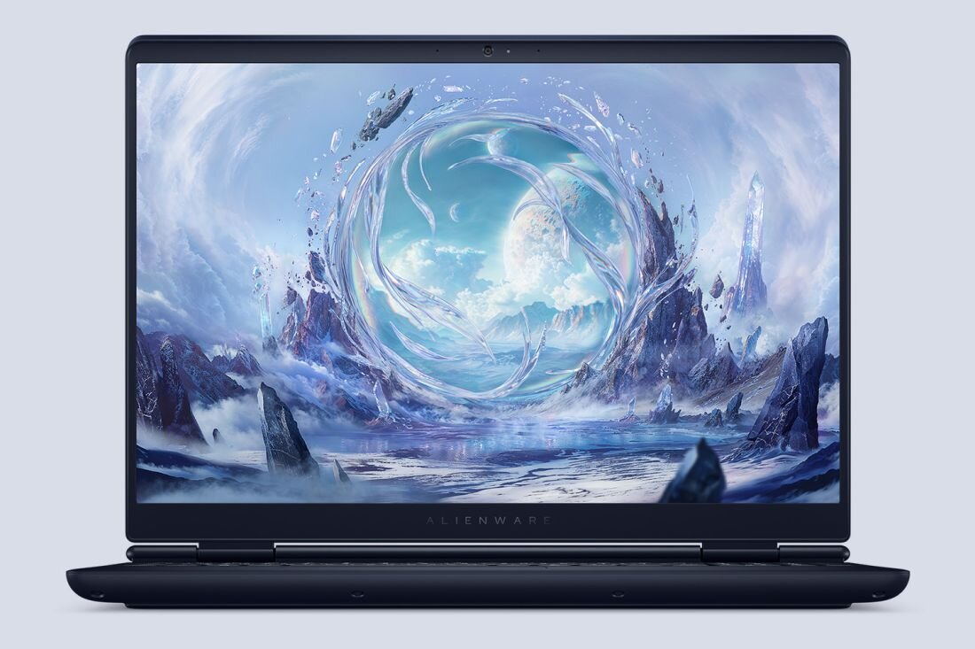 Laptop Dell Alienware 16 Aurora z fantastyczną sceną lodowego portalu na ekranie w ciemnoniebieskiej obudowie - 16-calowy wyświetlacz WQXGA 120 Hz