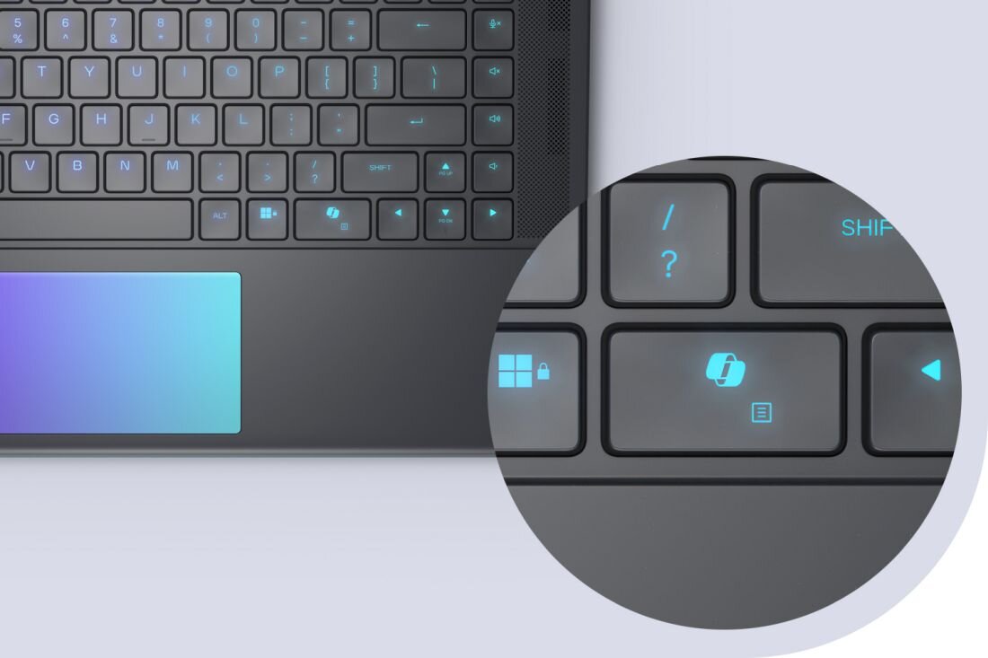   Fragment klawiatury Alienware z czarnymi przyciskami i turkusowymi oznaczeniami literowymi SHIFT Y U I O P, duży touchpad z gradientem fioletowo-turkusowym po lewej, okrągły zoom na przyciski dolne z ikonami Windows z kłódką, logo Copilot AI błyskawica turkusowa, trójkąty nawigacyjne, ciemnoszara obudowa perforowana, szczegółowy widok funkcji AI Windows - Asystent Windows Copilot 
