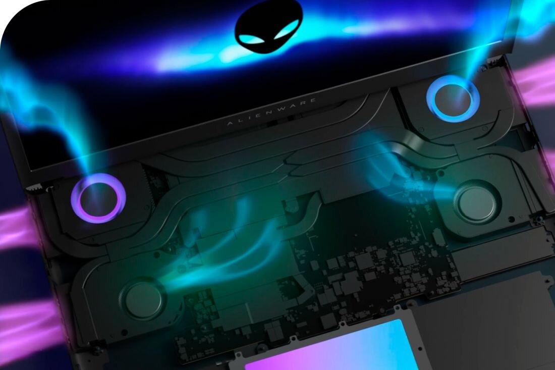  Widok z góry na spód laptopa Alienware z systemem chłodzenia Cryo-tech, trzy okrągłe wentylatory z niebieskim i fioletowym podświetleniem RGB, czarne kratki wentylacyjne, przezroczysty panel ze skomplikowaną płytą główną, efekty niebieskiego i fioletowego światła, zaawansowany system termiczny dla gamingu - układ chłodzenia Alienware Cryo-tech 