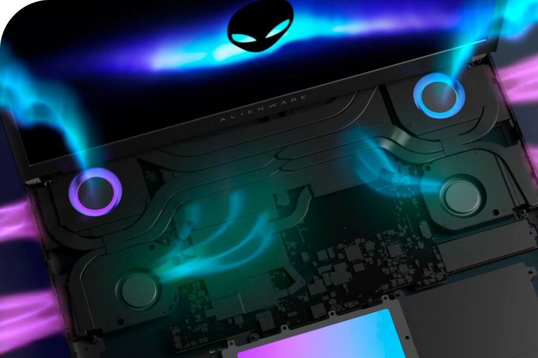 Prześwietlone wnętrze laptopa Dell Alienware z systemem chłodzenia Cryo-tech wentylatorami rurkami cieplnymi i podświetleniem RGB - System chłodzenia Alienware Cryo-tech 