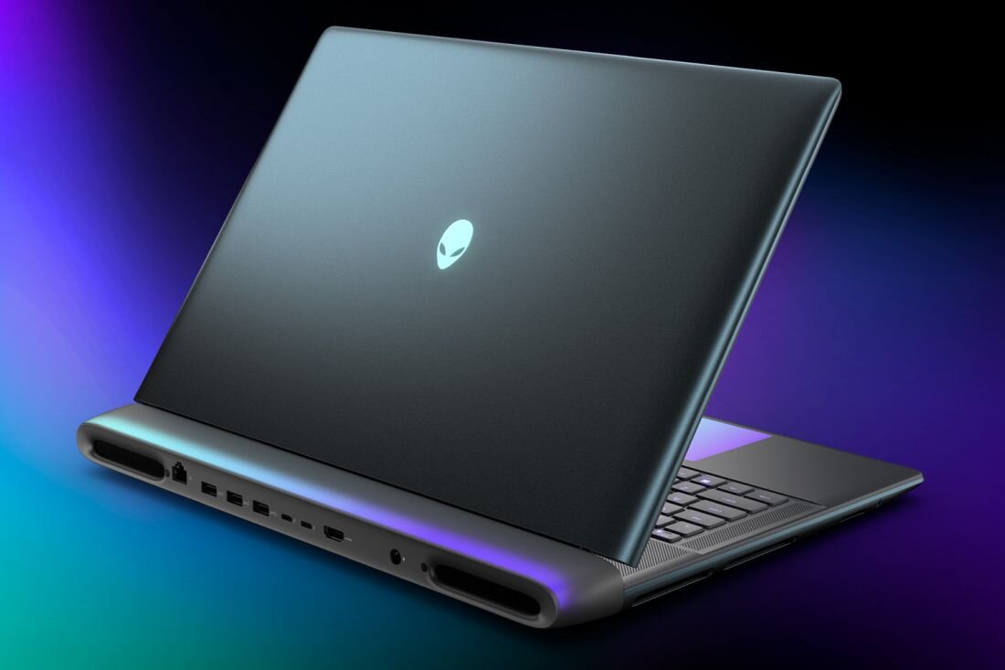 Laptop Dell Alienware 18 Area-51 w szarym kolorze z tylnymi portami i systemem chłodzenia z niebieskim podświetleniem na fioletowo-niebieskim tle - materiały o niskim wpływie na środowisko  