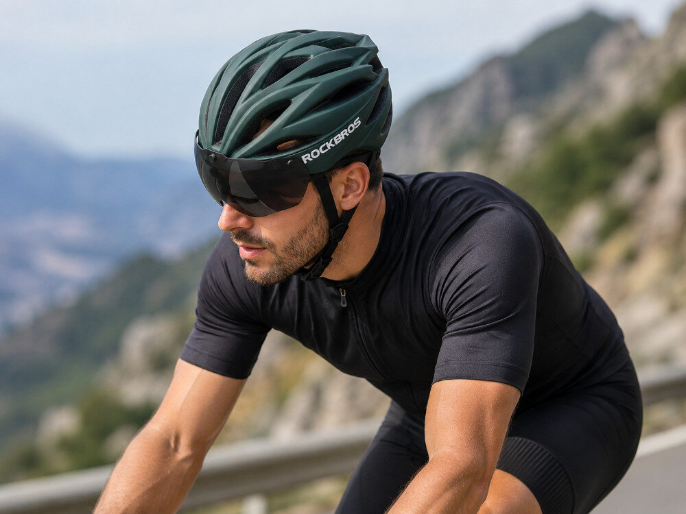Kask rowerowy ROCKBROS 8386824304053 Zielony Szosowy (rozmiar 58-62), kask, rower, bezpieczeństwo, styl, Kolarz w zielonym kasku z wizjerem na trasie w górach.