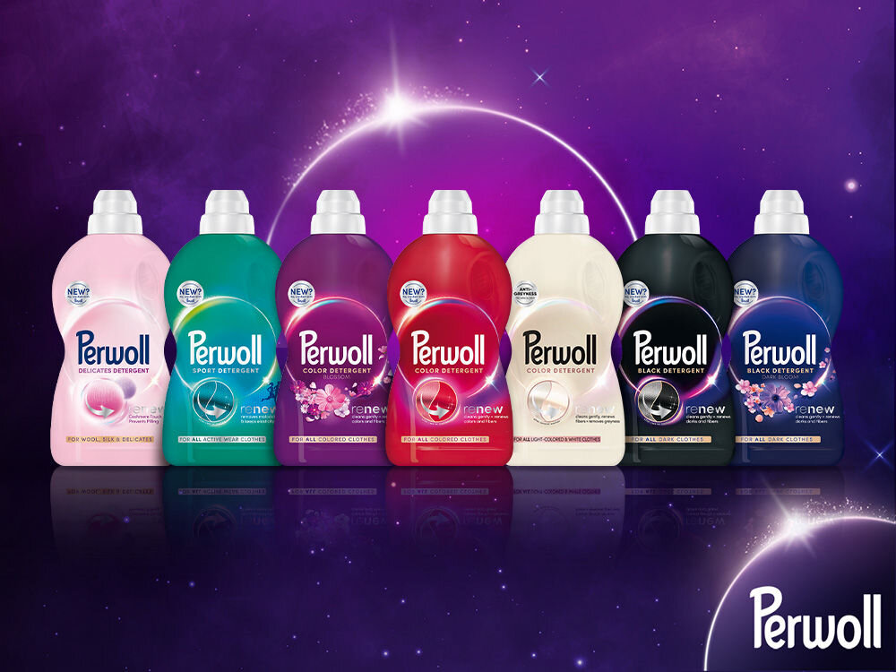 Pełna gama butelek płynów do prania Perwoll z linii RENEW, ustawiona na fioletowym tle. Widoczne warianty: Delicates (różowy), Sport, Color Detergent (fioletowy i czerwony), White (kremowy) i Black Detergent (czarny). Obraz przedstawia całe portfolio produktów.
