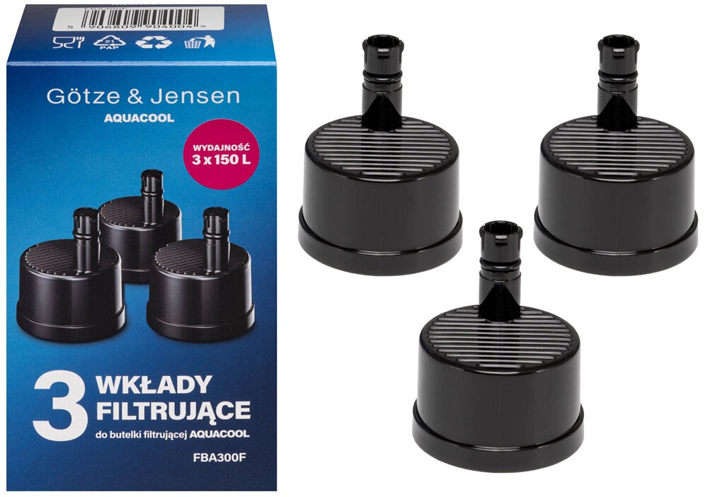 Na obrazie widoczny jest niebieski karton z napisem \'Götze & Jensen AQUACOOL\' oraz \'3 WKŁADY FILTRUJĄCE do butelki filtrującej AQUACOOL\'. Obok kartonu znajdują się trzy czarne wkłady filtrujące o cylindrycznym kształcie.