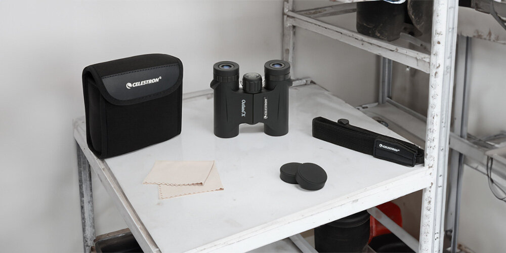 Lornetka CELESTRON Outland X 10x25 - Co w opakowaniu?
