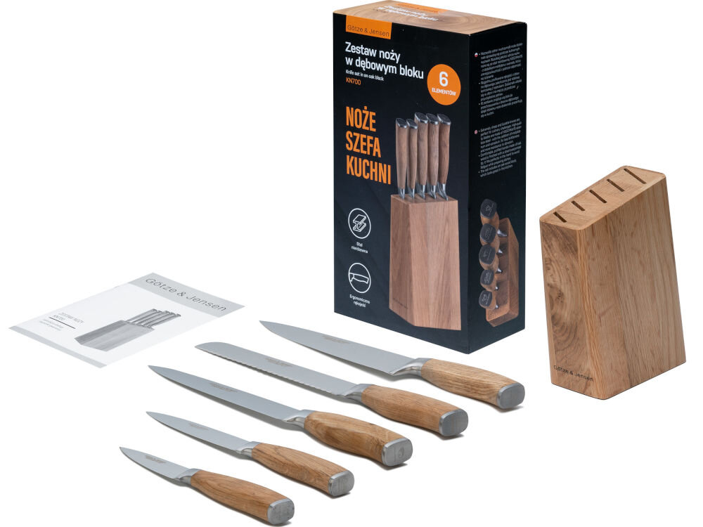 Na obrazie widoczny jest zestaw noży z drewnianymi rączkami oraz blokiem, opakowanie z napisem \'Zestaw noży w dębowym bloku\', \'NOŻE SZEFA KUCHNI\', oraz broszura. Blok i rączki wykonane są z drewna dębowego.