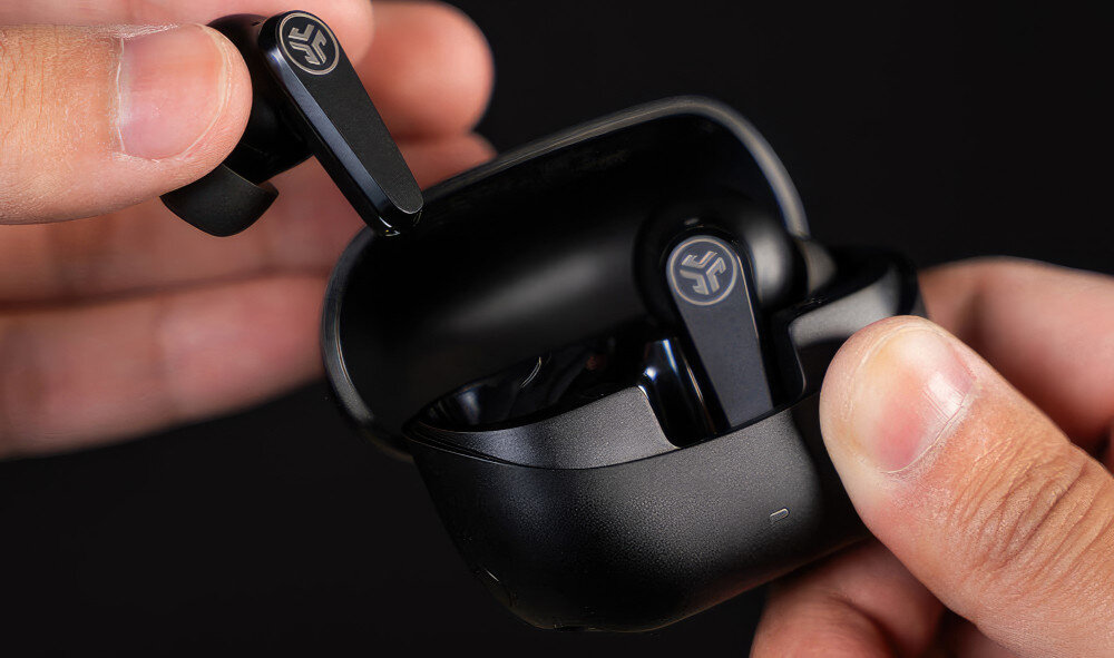 Słuchawki JLAB TWS Go Pods ANC z Bluetooth bez kabli do telefonu i muzyki, ręce trzymające etui ładujące z słuchawkami