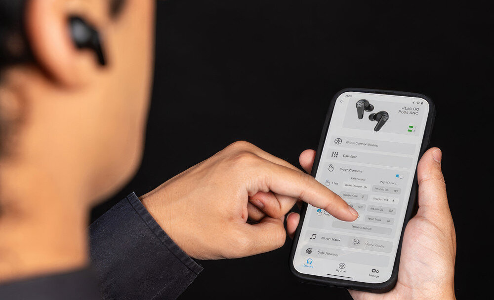 JLAB TWS Go Pods ANC pasmo przenoszenia 20-20000 Hz dynamiczne membrany, osoba z założonymi słuchawkami