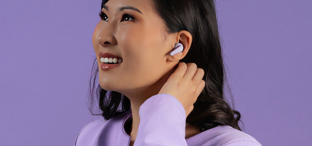 JLAB TWS Go Pods ANC ładowanie USB-C szybkie Fast Charge, osoba z założonymi słuchawkami