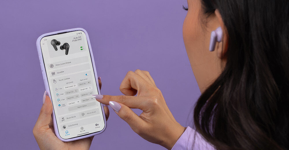 JLAB TWS Go Pods ANC pasmo przenoszenia 20-20000 Hz dynamiczne membrany, osoba z założonymi słuchawkami