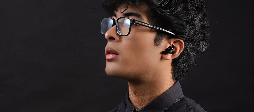 JLAB TWS Go Pods ANC słuchawki z baterią 450 mAh czas pracy do 7.5h, osoba z założonymi słuchawkami 