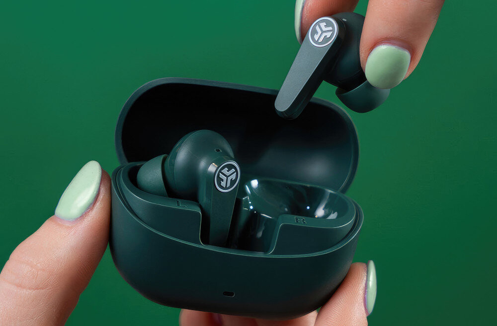 JLAB TWS Go Pods ANC wodoodporność IP55 odporne na kurz i pot, ręce trzymające etui ładujące z słuchawkami