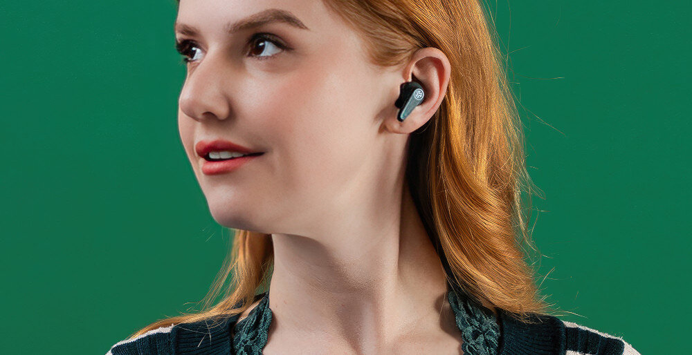 Słuchawki dokanałowe JLAB TWS Go Pods ANC bezprzewodowe z aktywną redukcją szumów, osoba z założonymi słuchawkami