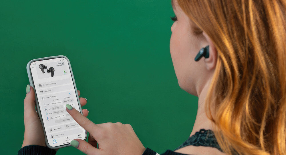 JLAB TWS Go Pods ANC pasmo przenoszenia 20-20000 Hz dynamiczne membrany, osoba z założonymi słuchawkami