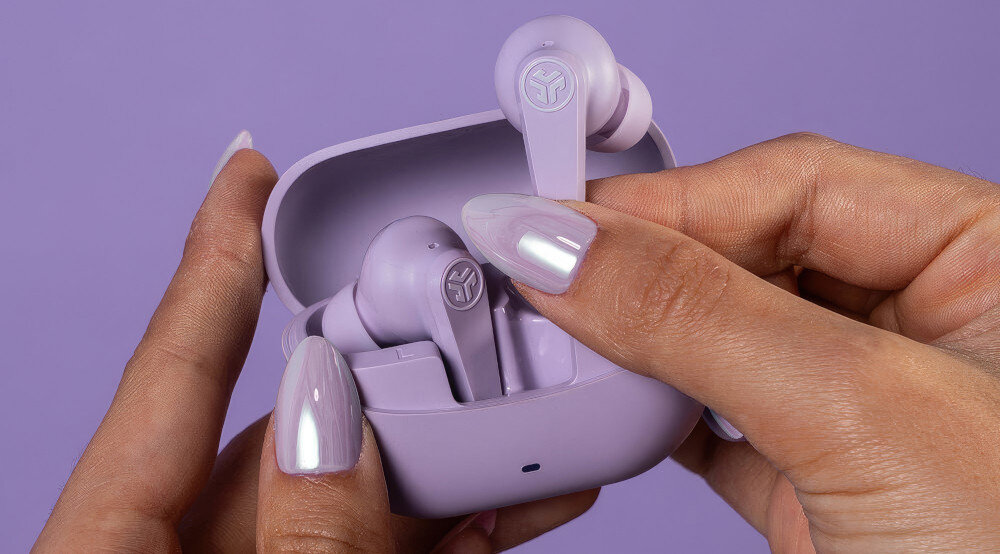 JLAB TWS Go Pods ANC wodoodporność IP55 odporne na kurz i pot, ręce trzymające etui ładujące z słuchawkami