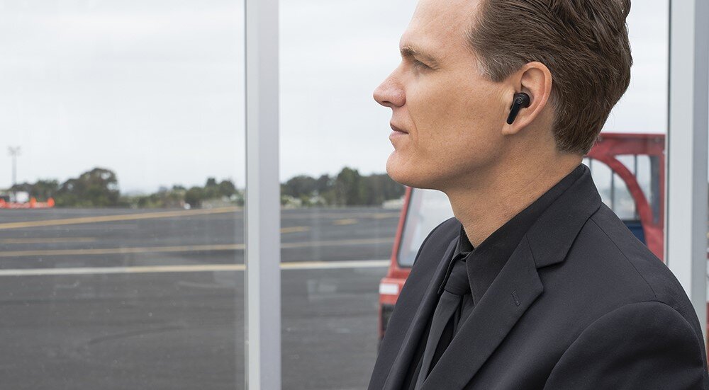 Słuchawki dokanałowe JLAB Jbuds Pods ANC, ANC, redukcja szumów, osoba wpatrująca się w krajobraz z założonymi słuchawkami
