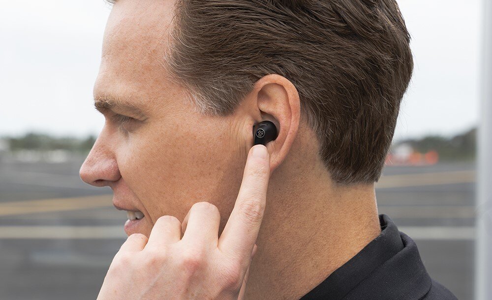 Słuchawki dokanałowe JLAB Jbuds Pods ANC, ładowanie USB-C, ładowanie indukcyjne, osoba z założonymi słuhcawkami