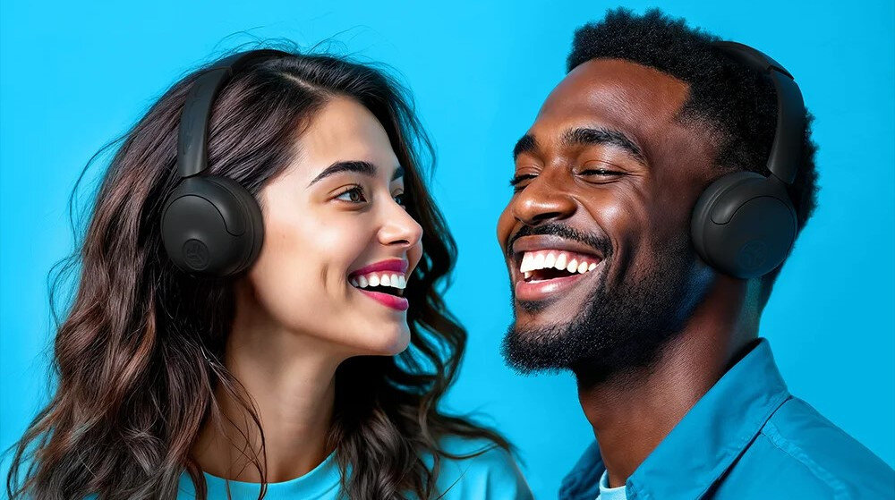 Słuchawki JLAB Headest STUDIO 2 akumulator 380 mAh czas pracy do 30 godzin, osoby z założonymi słuchawkami na głowie