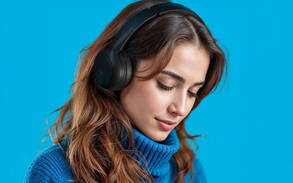 Słuchawki nauszne JLAB Headest STUDIO 2 złącze USB-C szybkie ładowanie, osoba z załóżónymi słuchawkami na głowie