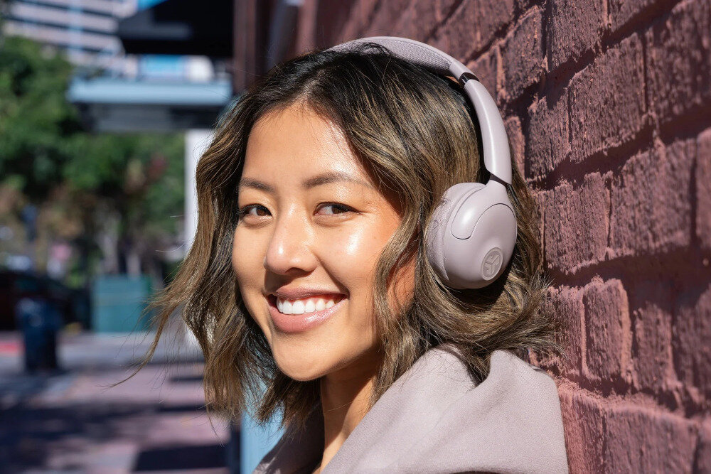 Słuchawki nauszne JLAB GO LUX ANC Bluetooth multi-point Google Fast Pair praca i rozrywka, osoba z założonymi słuchawkami na głowie na świeżym powietrzu