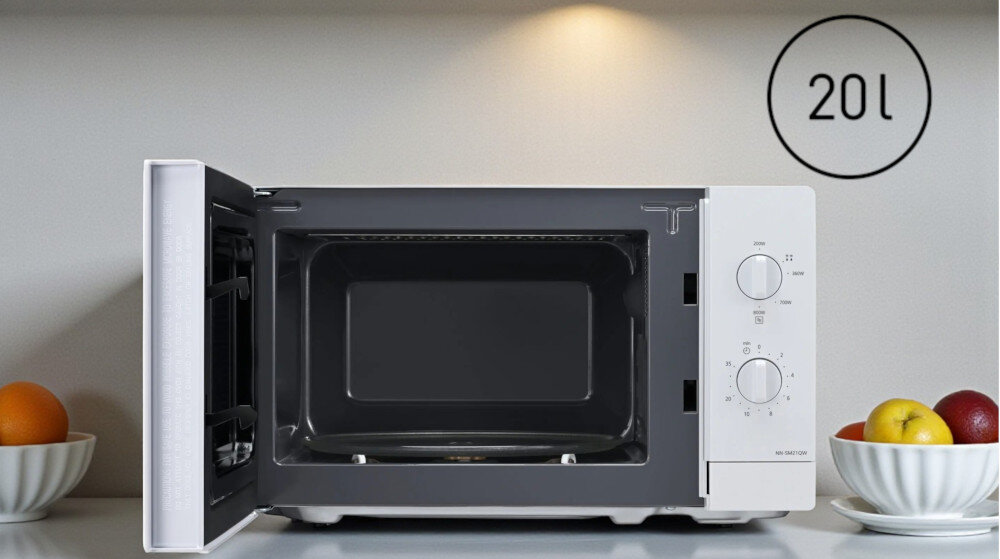 KUCHNIA MIKROFALOWA PANASONIC NN-SM21QWEPG Otwarta biała kuchenka mikrofalowa z widoczną komorą o pojemności 20 l i talerzem obrotowym 255 mm, na którym stoi talerz z daniem, pokazuje praktyczną przestrzeń na codzienne posiłki kompaktowe wymiary mała kuchnia pojemność 20 litrów szklany talerz 255 mm większe talerze standardowe naczynia oszczędność miejsca funkcjonalny design