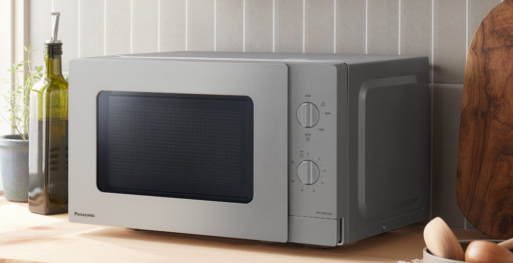 KUCHNIA MIKROFALOWA PANASONIC NN-SM23QMEPG lifestyle bok pokrętła sterowanie ikony programy funkcje zaokrąglone krawędzie kolor szary Kompaktowa minimalistycza matowe wykończenie wygląd ogólny