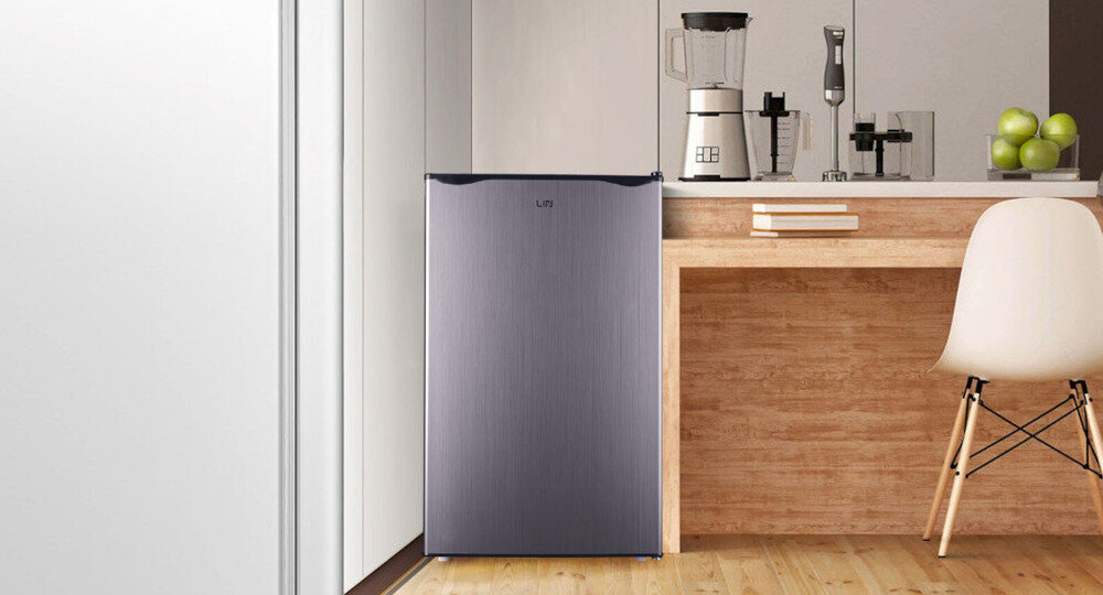 Lodówka LIN LI-BC92 83,5 cm Kompaktowa funkcjonalna 90 litrów pojemności wymiary 47,5 cm x 44,5 cm x 85 cm do mniejszych kuchni biur Termostat regulacja temperatury dostosowanie świeżość produktów Praktyczne wnętrze wykorzystanie przestrzeni pojemnik owoce warzywa szklana półka wygoda funkcjonalność wygodny dostęp półki na butelki solidna wytrzymała szklana półka odporne na obciążenia trwałość na lata