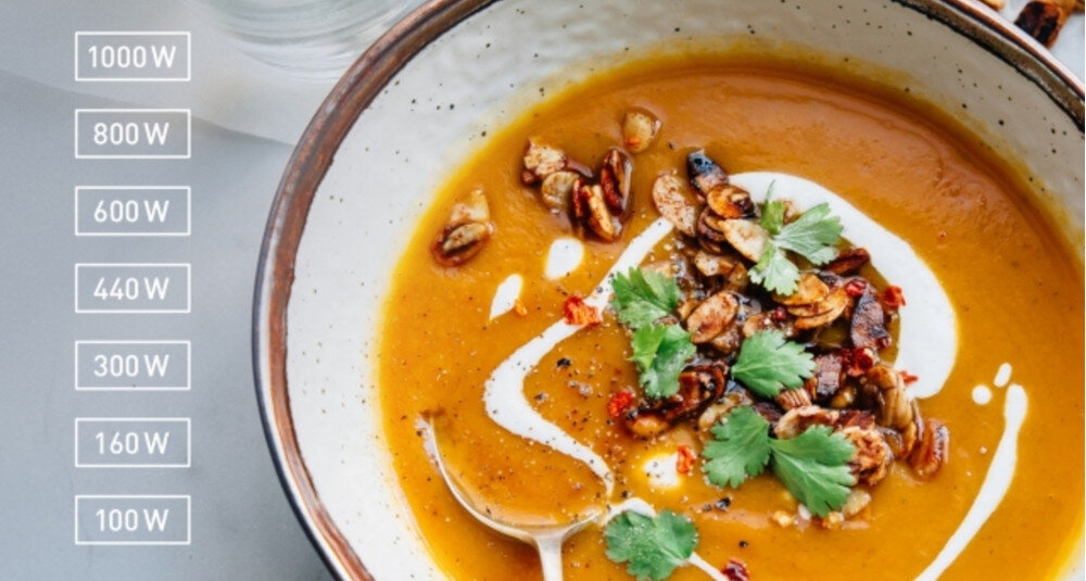 KUCHNIA MIKROFALOWA PANASONIC NN-SD37QSEPG Zbliżenie miski z kremową zupą dyniową z pestkami, ziołami i śmietaną, na szarym tle; po lewej stronie pionowy pasek z poziomami mocy: 1000 W, 800 W, 600 W, 440 W, 300 W, 160 W, 100 W technologia inwerterowa Panasonic równomierne podgrzewanie bez zimnych miejsc zachowanie wartości odżywczych wysoka moc 1000 W 7 poziomów mocy szybkie podgrzewanie Quick 30 ciepłe posiłki w krótkim czasie