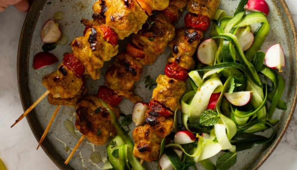 KUCHNIA MIKROFALOWA PANASONIC NN-GD34QWEPG Talerz z grillowanymi szaszłykami (kawałki mięsa z pomidorami) oraz sałatką z wstążek zielonej cukinii i plasterków rzodkiewki, podany na jasnym tle funkcja grillowania złocista chrupkość wysoka temperatura szybkie efekty gotowania i podgrzewania ryby zapiekanki kiełbaski tosty 3 poziomy mocy ruszt do grillowania konsystencja potraw