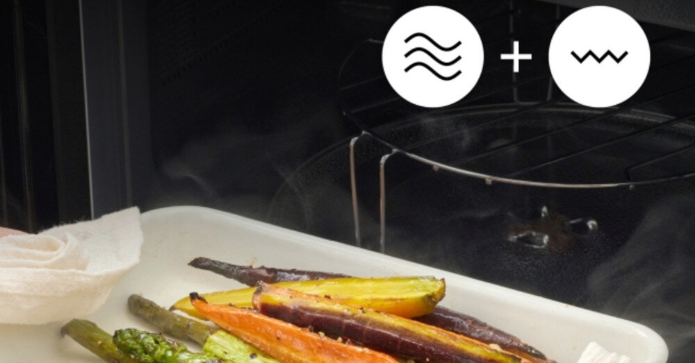 KUCHNIA MIKROFALOWA PANASONIC NN-GD34QWEPG Blacha z pieczonymi warzywami (marchew, szparagi itp.) wsuwana do wnętrza kuchenki mikrofalowej z grillem; u góry widoczne dwie ikony symbolizujące połączenie mikrofal i grilla gotowanie łączone Combi chrupiące rezultaty szybkie przygotowanie potraw 3 poziomy mocy połączenie mikrofali i grilla oszczędność czasu oszczędność energii efekt piekarnika bez wstępnego nagrzewania
