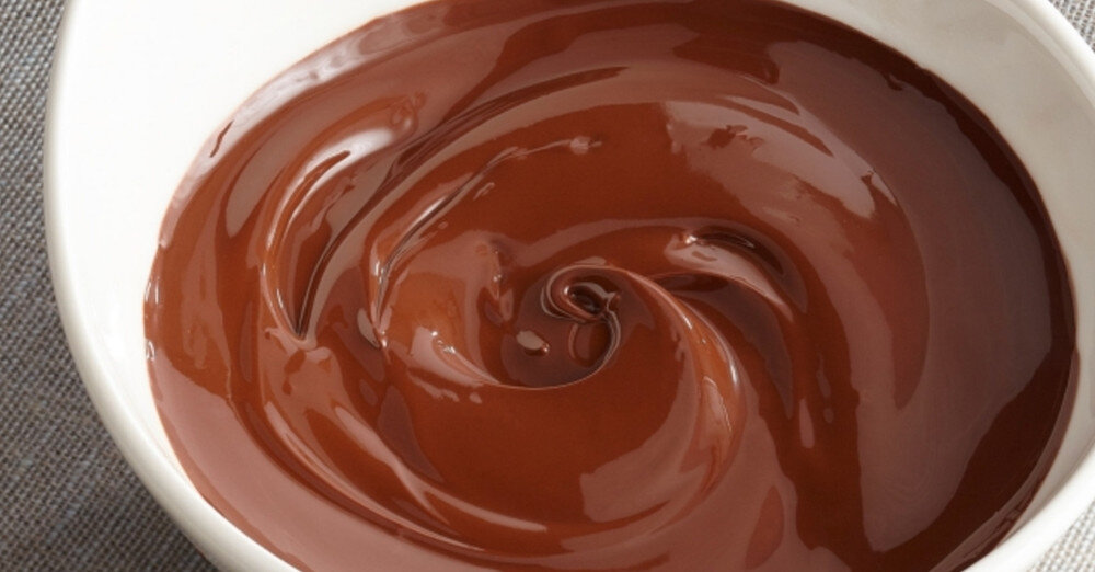 KUCHNIA MIKROFALOWA PANASONIC NN-GD34QWEPG Biała miska z gładko roztopioną czekoladą, sfotografowana z góry, w lewym dolnym rogu małe okno z termowizyjnym obrazem naczynia pokazującym równomierne rozprowadzenie ciepła równomierne podgrzewanie technologia Inverter Panasonic model GD34 brak niedogotowania konsystencja gładkie roztapianie czekolady precyzyjna kontrola mocy smaczne potrawy codzienna wygoda