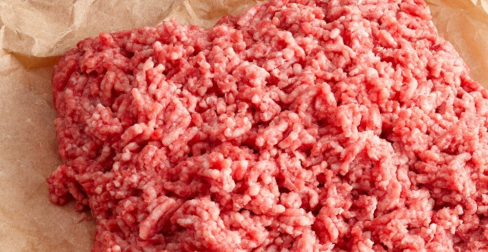 KUCHNIA MIKROFALOWA PANASONIC NN-GD34QWEPG Surowe mielone mięso na papierze do pieczenia leżące na drewnianym blacie; w lewym dolnym rogu małe okno z termowizyjnym obrazem pokazującym, że środek porcji jest znacznie chłodniejszy niż brzegi delikatne rozmrażanie technologia inwerterowa Panasonic równomierne rozmrażanie bez zagotowanych krawędzi lepszy smak potraw 3 programy automatycznego rozmrażania szybkie rezultaty model GD34 funkcja grilla codzienna wygoda